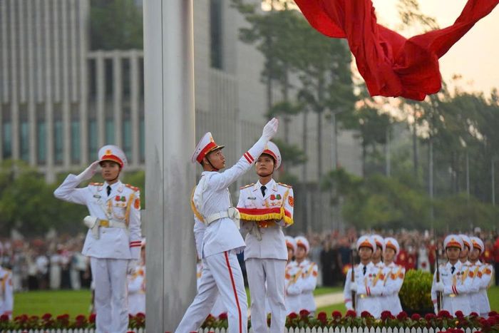  Quốc ca vang lên cũng là lúc Quốc kỳ tung bay trên Quảng trường Ba Đình lịch sử. Ảnh: VĂN HUY 