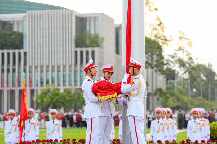  Tổ Quốc kỳ tiến lên bậc thềm dưới chân cột cờ, thực hiện liên kết cờ. Từng động tác thuần thục, đúng kỹ thuật, bảo đảm trang trọng. Ảnh: VĂN HUY 