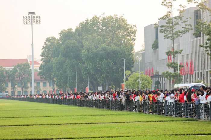  Trước Quảng trường Ba Đình, đông đảo người dân có mặt từ sớm để chứng kiến Lễ Thượng cờ. Ảnh: VĂN HUY 