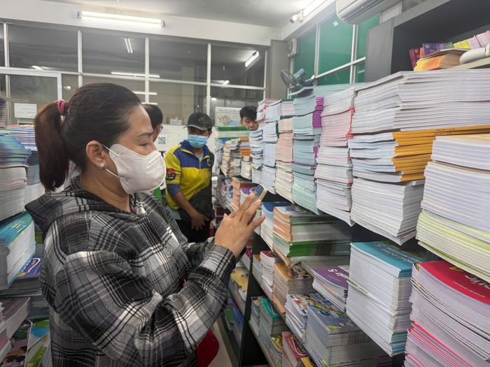 Phụ huynh mua SGK tại trụ sở NXBGDVN tại TPHCM trong dịp nghỉ lễ 2-9