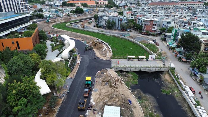  Cuối năm nay thông xe toàn bộ hai bên đường ven rạch. Ảnh: QUỐC HÙNG 