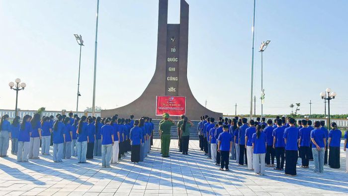  Lễ chào cờ của đoàn viên thanh niên tỉnh Nghệ An. Ảnh: TĐ 