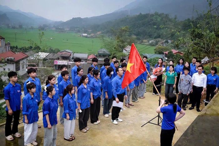  Tỉnh Đoàn Lào Cai tổ chức lễ chào cờ "Tôi yêu Tổ quốc tôi" tại nhiều điểm trên toàn tỉnh. Ảnh: T.Đ 