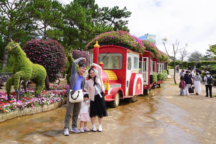 Du khách tham quan tại Khu du lịch Thung lũng tình yêu, phường Lâm Viên - Đà Lạt, tỉnh Lâm Đồng dịp nghỉ lễ 2-9
