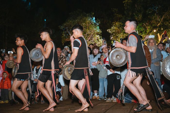 Biểu diễn cồng chiêng tại Măng Đen, tỉnh Quảng Ngãi để phục vụ du khách. Ảnh: HỒNG PHƯƠNG