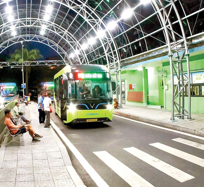Những chuyến xe buýt miễn phí đầu tiên trong ngày xuất bến từ Bến xe buýt Công viên 23 Tháng 9 lúc 4 giờ 30 ngày 1-7-2026, đánh dấu ngày đầu tiên TPHCM triển khai chính sách xe buýt miễn phí (ẢNH: HOÀNG HÙNG)