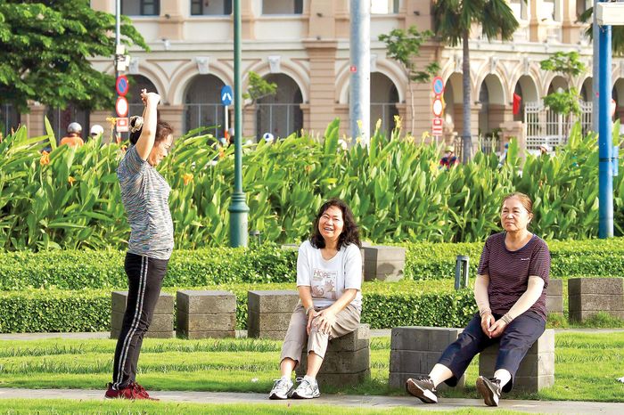 Công viên Bến Bạch Đằng một sớm tháng 8 với những mảng xanh và lối đi khang trang, sạch sẽ, thu hút người dân đến thư giản (ẢNH: HOÀNG HÙNG)