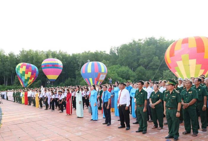  Các đại biểu trang nghiêm thực hiện nghi thức Lễ chào cờ và Lễ thượng cờ 