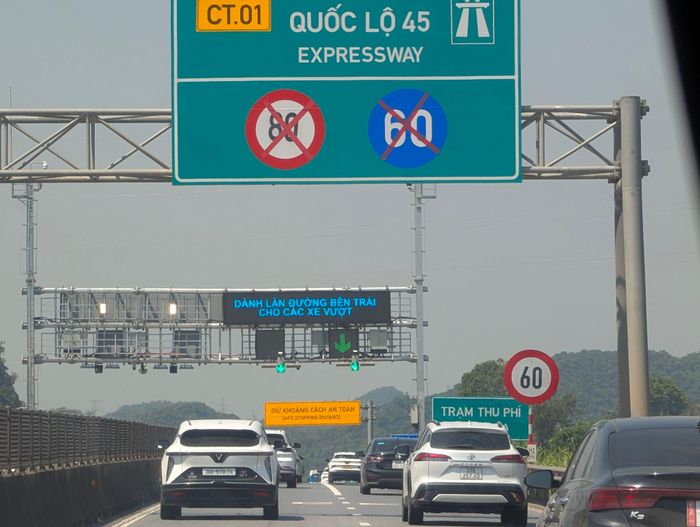  Các phương tiện di chuyển trên tuyến quốc lộ 45. Ảnh: ĐỖ TRUNG 