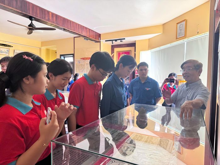  Đồng chí Nguyễn Tiến Bình giới thiệu với các bạn trẻ về các đầu sách, báo, tạp chí tại không gian văn hóa Hồ Chí Minh 