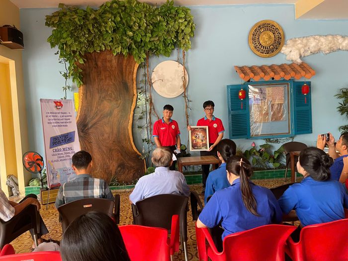  Đoàn viên, thanh niên khu phố Mỹ Thạnh 3, phường Bến Cát tổ chức các hoạt động chào mừng Kỷ niệm 81 năm Cách mạng Tháng Tám và Quốc khánh 2-9 tại không gian văn hóa Hồ Chí Minh tại nhà Cựu chiến binh Nguyễn Tiến Bình 