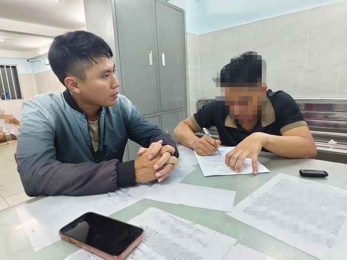 Tổ công tác lập hồ sơ, lấy lời khai ban đầu và bàn giao L. (bên phải, nam thanh niên nói trên) cho Công an phường Sài Gòn tiếp tục xử lý. Đằng sau mỗi vụ việc là sự phối hợp nhịp nhàng giữa lực lượng tuần tra và công an cơ sở. Ảnh: NGUYỄN TÂN