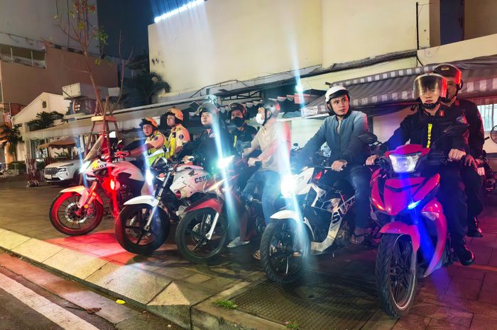 Khuya 1-9, Tổ công tác 363 Công an TPHCM tập trung tại trụ sở Công an phường Bến Nghé để tổ chức tuần tra, kiểm soát trên địa bàn như thường nhật. Ảnh: NGUYỄN TÂN