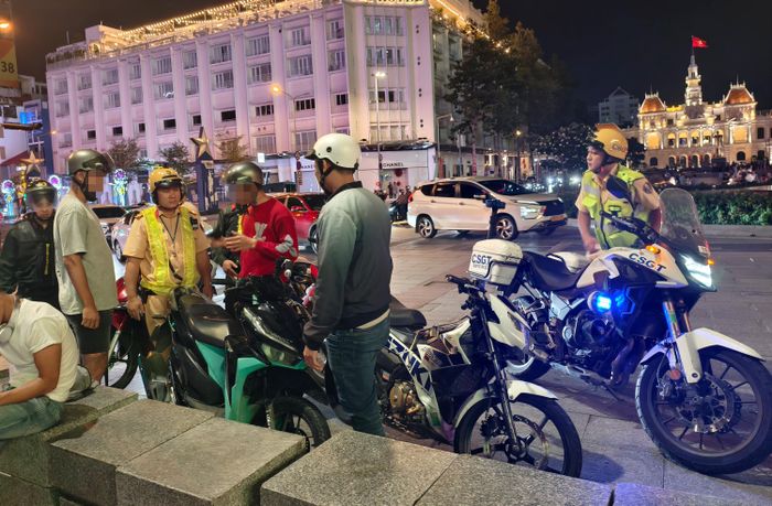 Một số người thiếu giấy tờ xe, giấy phép lái xe được kiểm tra nồng độ cồn, ma túy và bổ sung giấy tờ cần thiết trước khi được cho về. Ảnh: NGUYỄN TÂN