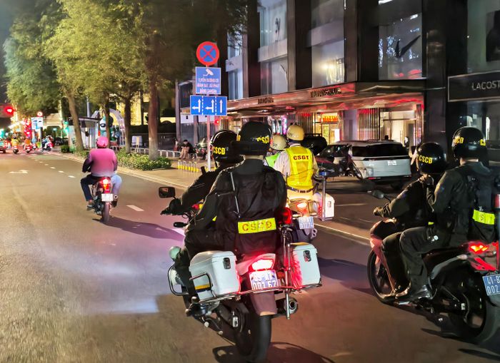 Trên các tuyến đường ở trung tâm TPHCM, tổ 363 liên tục quan sát người và phương tiện lưu thông. Công việc đòi hỏi cán bộ, chiến sĩ luôn duy trì sự tập trung cao độ trong suốt ca trực. Ảnh: NGUYỄN TÂN