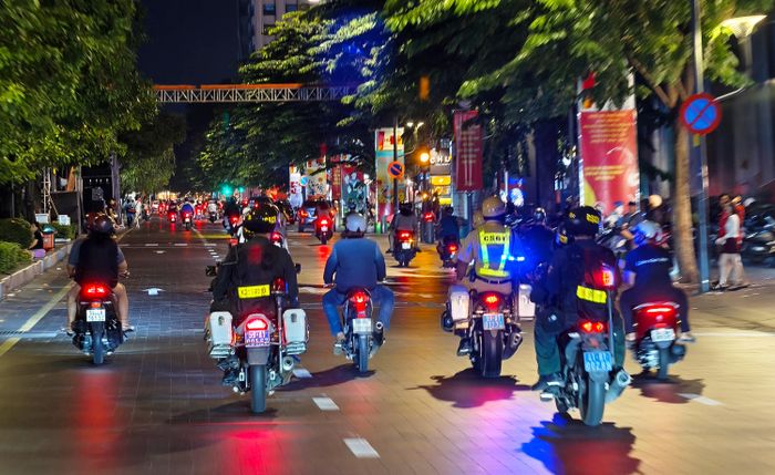 Ca trực kéo dài đến gần sáng hôm sau. Khi thành phố chuẩn bị "thức dậy" đón một ngày mới yên vui, những cán bộ, chiến sĩ Tổ 363 mới trở về sau nhiều giờ làm nhiệm vụ. Ảnh: NGUYỄN TÂN