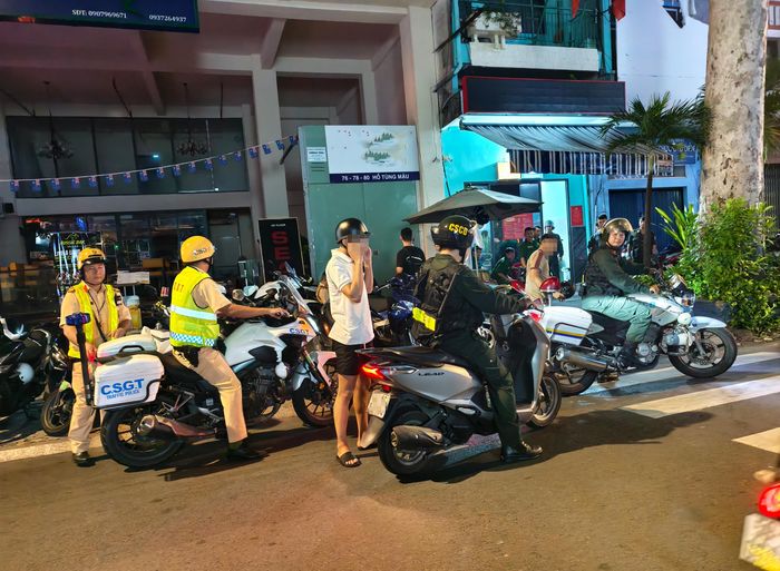 Trinh sát hình sự, ma túy phối hợp cảnh sát giao thông và cảnh sát cơ động đưa các đối tượng nghi vấn về trụ sở Công an phường Sài Gòn để lập hồ sơ, xử lý. Ảnh: NGUYỄN TÂN