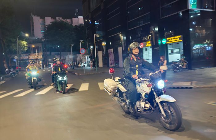 Những ngày lễ, tết là thời điểm người dân nghỉ ngơi, vui chơi nhưng cũng là lúc lực lượng công an phải tăng cường tuần tra, kiểm soát. Với lực lượng 363, bình yên của người dân được đánh đổi bằng những ca trực xuyên đêm. Ảnh: NGUYỄN TÂN