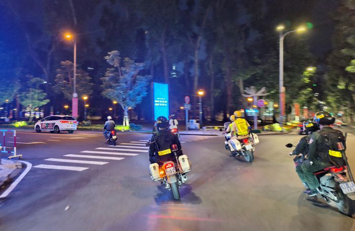 Càng về khuya, đường phố càng vắng nhưng sự cảnh giác của các thành viên Tổ 363 không vì thế giảm xuống. Đây cũng là thời điểm lực lượng tuần tra đặc biệt chú trọng phát hiện những dấu hiệu bất thường. Ảnh: NGUYỄN TÂN