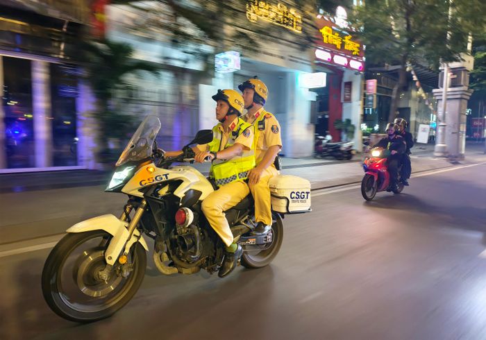 Những chiếc xe tuần tra lặng lẽ di chuyển qua các tuyến đường trung tâm TPHCM. Phía sau ánh đèn phố thị là những cán bộ, chiến sĩ âm thầm làm nhiệm vụ khi phần lớn người dân đã chìm vào giấc ngủ. Ảnh: NGUYỄN TÂN