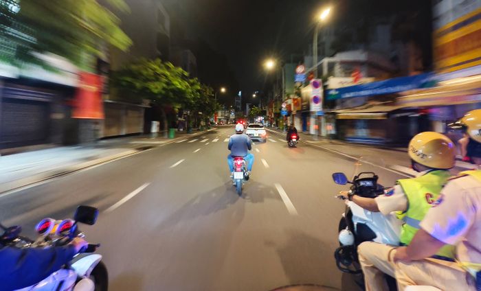 Hơn 2 giờ sáng, những tuyến phố trung tâm thưa dần người qua lại. Trong sự tĩnh lặng ấy, các cán bộ, chiến sĩ 363 vẫn miệt mài tuần tra từng tuyến đường, góc phố. Ảnh: NGUYỄN TÂN