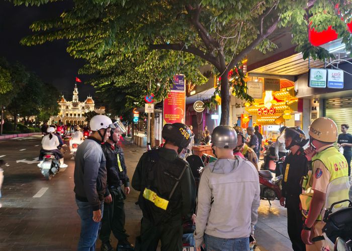 Khoảng 23 giờ 30 phút, trên đường Nguyễn Huệ, trinh sát hình sự đặc nhiệm phát hiện nam thanh niên chở một cô gái trẻ có biểu hiện bất thường nên yêu cầu dừng xe kiểm tra. Ảnh: NGUYỄN TÂN