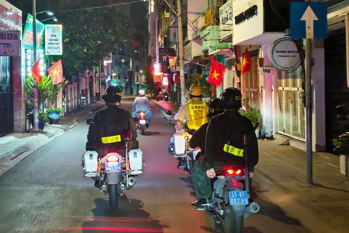 Rời trụ sở Công an phường Bến Thành, Tổ công tác 363 số 20 bắt đầu hành trình xuyên đêm giữa trung tâm TPHCM, nơi người dân vẫn đang vui chơi trong kỳ nghỉ lễ 2-9. Ảnh: NGUYỄN TÂN