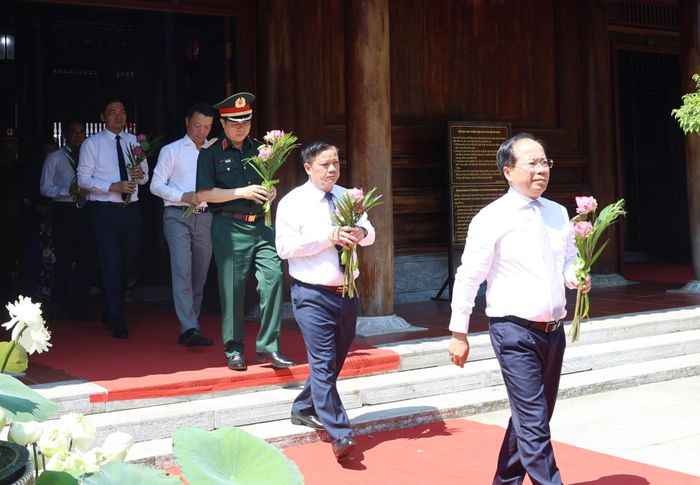  Lãnh đạo tỉnh Nghệ An, Hà Tĩnh, Quân khu 4 và các đại biểu dâng hoa lên anh linh Chủ tịch Hồ Chí Minh 