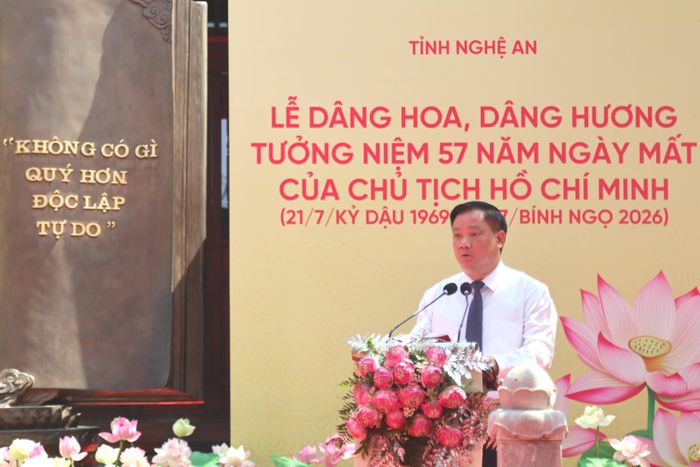  Bí thư Tỉnh ủy Nghệ An Nguyễn Khắc Thận trình bày diễn văn tại lễ tưởng niệm 