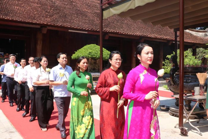  Người dân dâng hoa lên anh linh Chủ tịch Hồ Chí Minh 