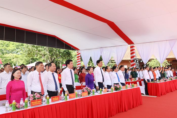  Các đại biểu tham dự buổi lễ 