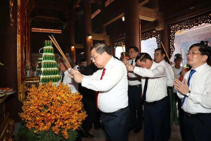  Phó Thủ tướng Thường trực Chính phủ Phạm Gia Túc cùng các đại biểu dâng hương tưởng niệm Chủ tịch Hồ Chí Minh 