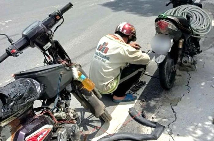 Đội hình vá xe lưu động của Đoàn Thanh niên - Hội LHTN Việt Nam xã An Thới Đông tích cực hoạt động trong ngày 2-9. Ảnh: SONG MAI
