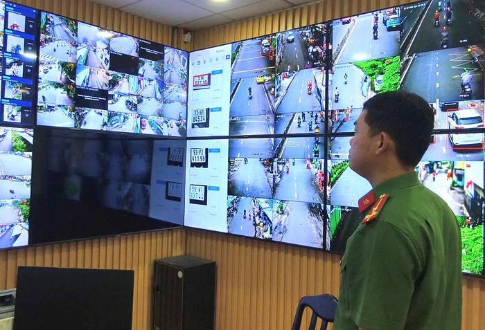 Công an phường Đông Hưng Thuận bám sát địa bàn, đảm bảo an ninh trật tự. Ảnh: NGUYỄN TÂN
