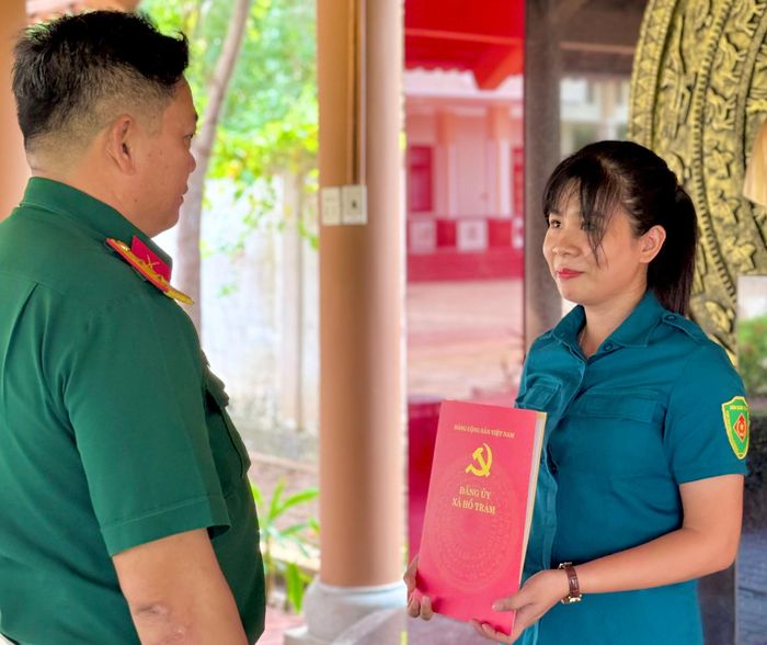  Chi bộ Quân sự xã Hồ Tràm trao quyết định công nhận đảng viên cho chiến sĩ dân quân Phạm Thị Hồng Thuý 