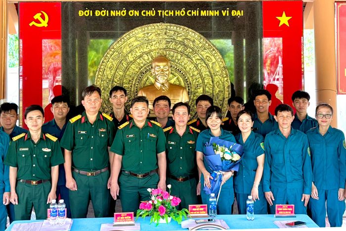  Tăng hoa chức mừng đảng viên mới Phạm Thị Hồng Thuý 