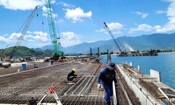 Hơn 200 kỹ sư, công nhân cùng nhiều phương tiện, thiết bị thi công xuyên lễ Quốc khánh 2-9 tại bến số 4 cảng Chân Mây