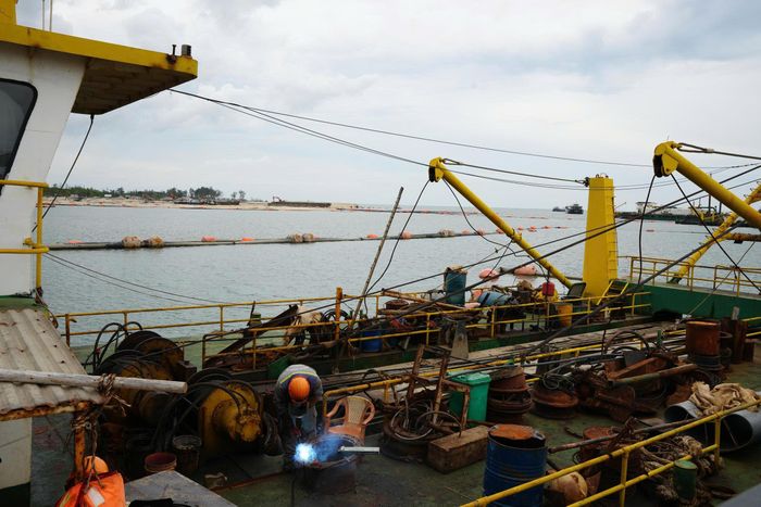 Công nhân thi công trong suốt những ngày nghỉ lễ trên công trường cảng quốc tế Mỹ Thủy