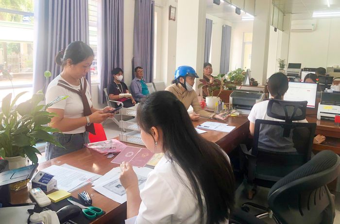  Công chức Trung tâm Phục vụ hành chính công phường Sóc Trăng hỗ trợ người dân làm thủ tục trong ngày nghỉ lễ 