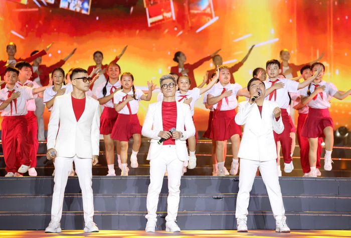 Nhóm MTV trình diễn "Giai điệu tự hào". Ảnh: HOÀNG TRIỀU