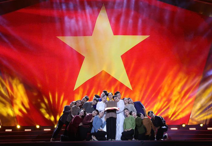 Các nghệ sĩ thể hiện tiết mục “Còn gì đẹp hơn”. Ảnh: HOÀNG TRIỀU