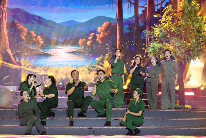 Tốp ca Hội Cựu Chiến binh TPHCM cùng hòa giọng trong "Có một thời như thế". Ảnh: HOÀNG TRIỀU