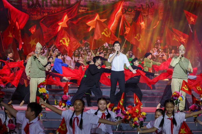 Các nghệ sĩ trong liên khúc "Cùng nhau đi hồng binh - Mười chín Tháng Tám - Khúc khải hoàn". Ảnh: HOÀNG TRIỀU