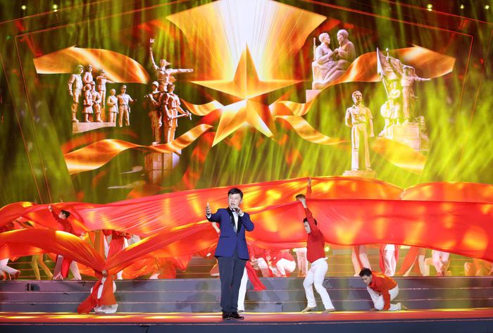 NSND Tạ Minh Tâm thể hiện mashup "Giai điệu Tổ quốc - Đất nước bên bờ sóng". Ảnh: HOÀNG TRIỀU