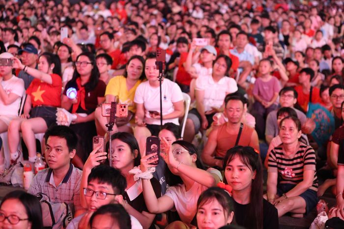Người dân và du khách tại chương trình. Ảnh: HOÀNG TRIỀU
