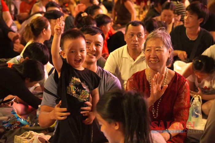  Cả gia đình cùng chờ đón pháo hoa. Ảnh: TAM NGUYÊN - THANH QUANG 