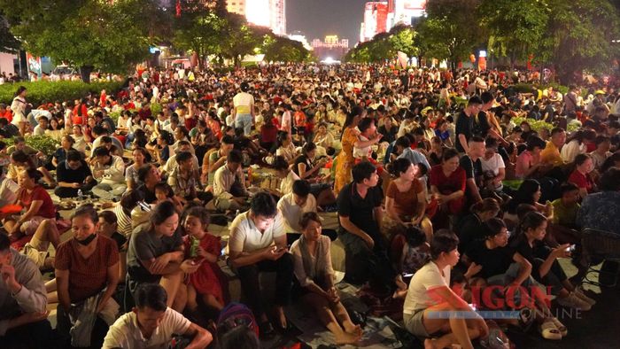  Hàng ngàn người dân TPHCM tập trung tại Công viên bờ sông Sài Gòn, phường An Khánh, TPHCM, chờ xem pháo hoa mừng Quốc khánh 2-9. Ảnh: TAM NGUYÊN - THANH QUANG 