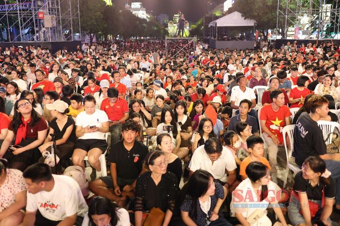  Ngay từ đầu giờ chiều, khu vực phố đi bộ Nguyễn Huệ, Bến Bạch Đằng thu hút rất đông người dân, du khách đến thưởng thức các chương trình biểu diễn nghệ thuật chào mừng Quốc khánh 2-9. Ảnh: HOÀNG TRIỀU 
