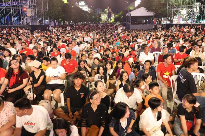  Đông đảo người dân tập trung xem pháo hoa tại khu vực trung tâm TPHCM. Ảnh: HOÀNG TRIỀU 