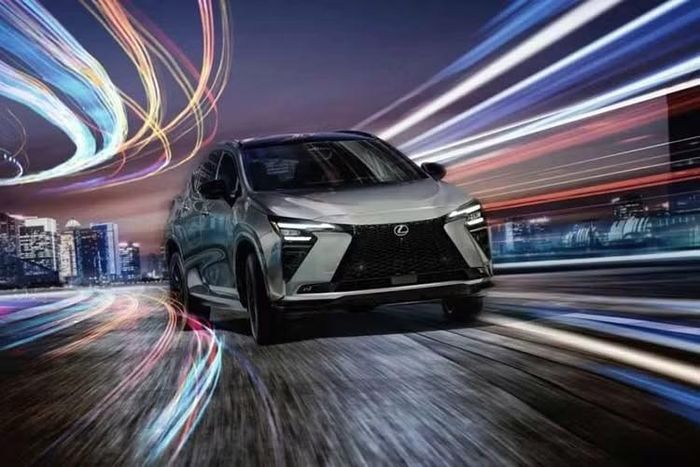 Phiên bản nâng cấp của Lexus NX 2027 chưa công bố giá bán, xe dự kiến sẽ ra mắt trên toàn cầu vào cuối năm nay, với việc giao hàng tại châu Âu bắt đầu vào mùa xuân năm 2027. Xe sở hữu bảng màu bao gồm Sonic Platinum, Sonic Tellus màu xanh kaki và màu Titanium Carbide Grey độc quyền của phiên bản F Sport.